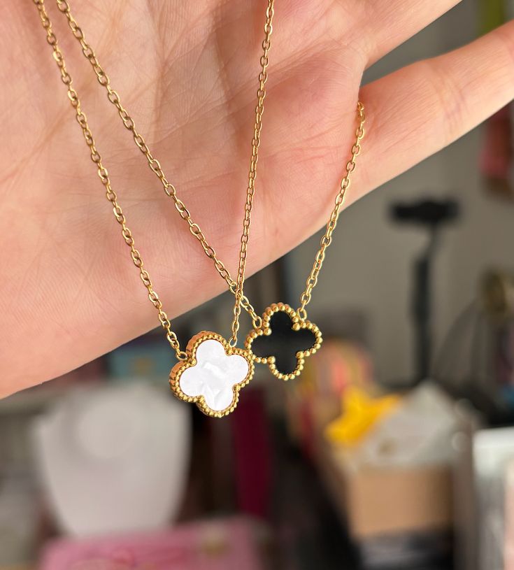 Collar con colgante trebol cinco hojas negro