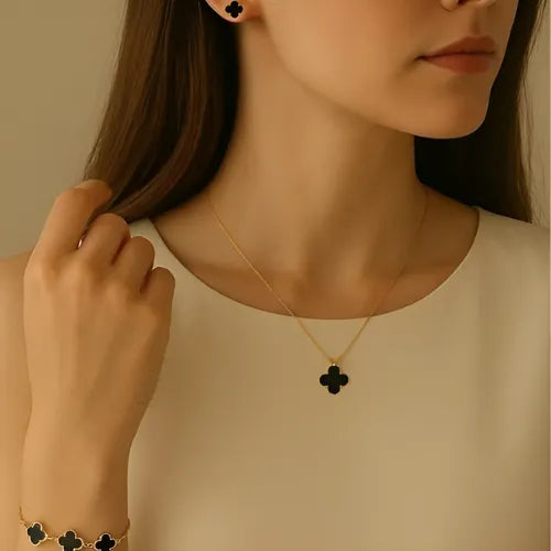 Collar con colgante trebol cinco hojas negro